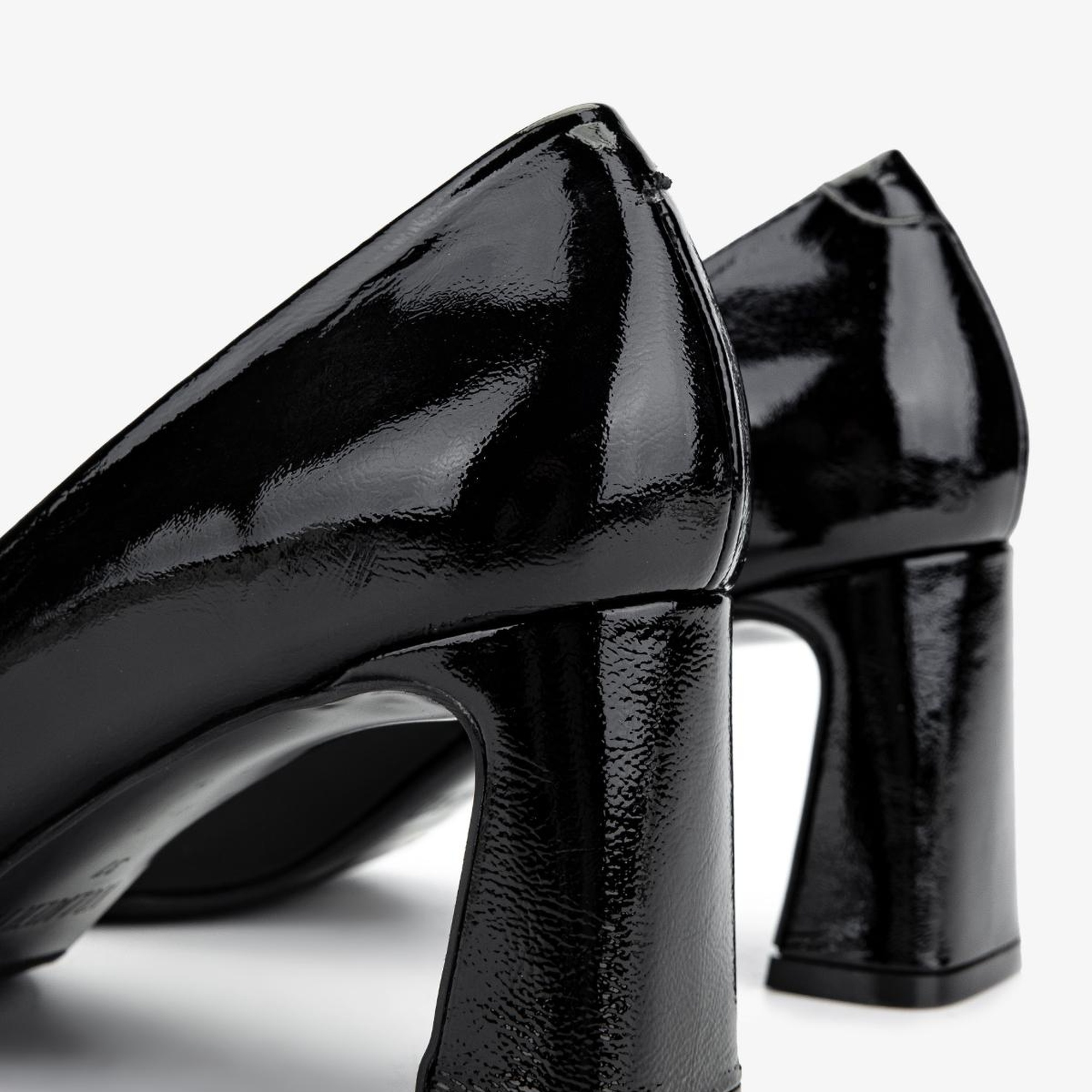 Valmenti Kadın Hakiki Deri Siyah Rugan Topuklu Ayakkabı