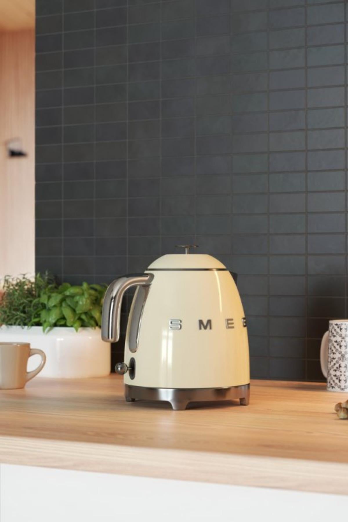  Smeg 50's Style Retro Mini Kettle Krem Klf05creu