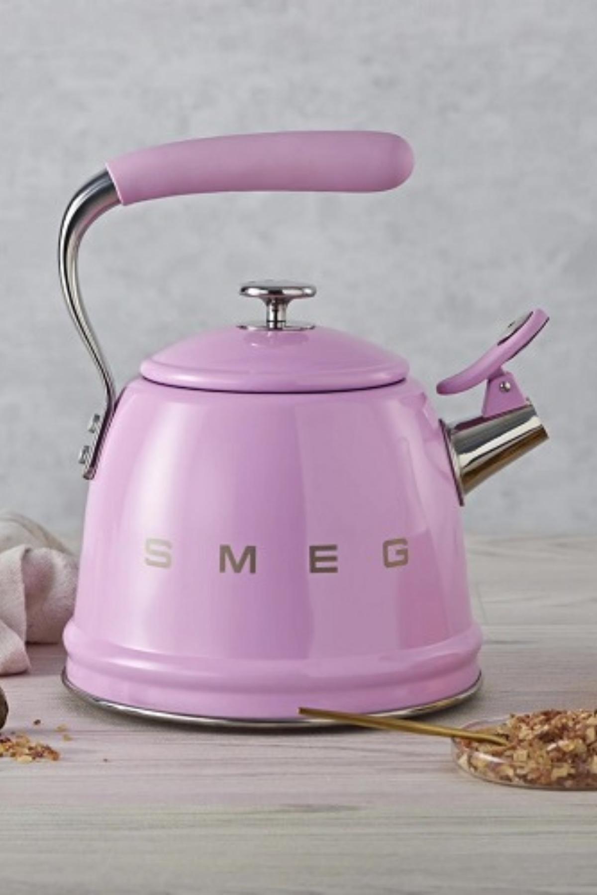  Smeg 50's Style Pembe Set Üstü Islıklı Kettle 2.3 Lt