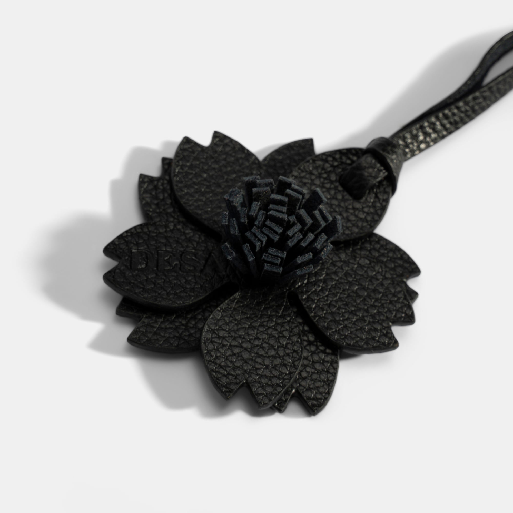 Siyah Çiçek Figürlü Deri Charm