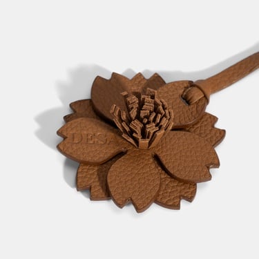  Kahve Çiçek Figürlü Deri Charm