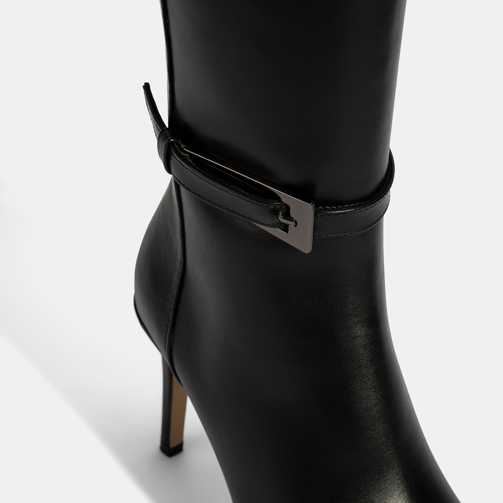 Kadın Siyah Sivri Burunlu İnce Topuklu Deri Çizme