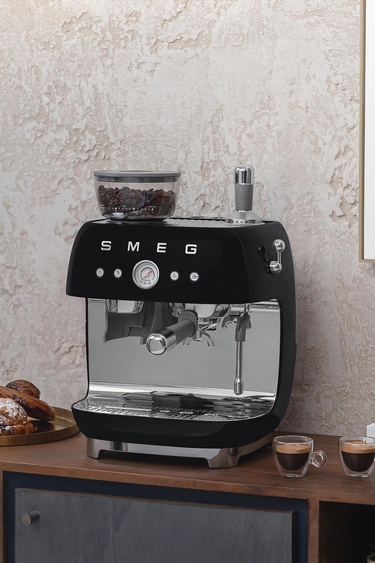  Smeg Siyah Öğütücülü Espresso Kahve Makinesi Egf03bleu