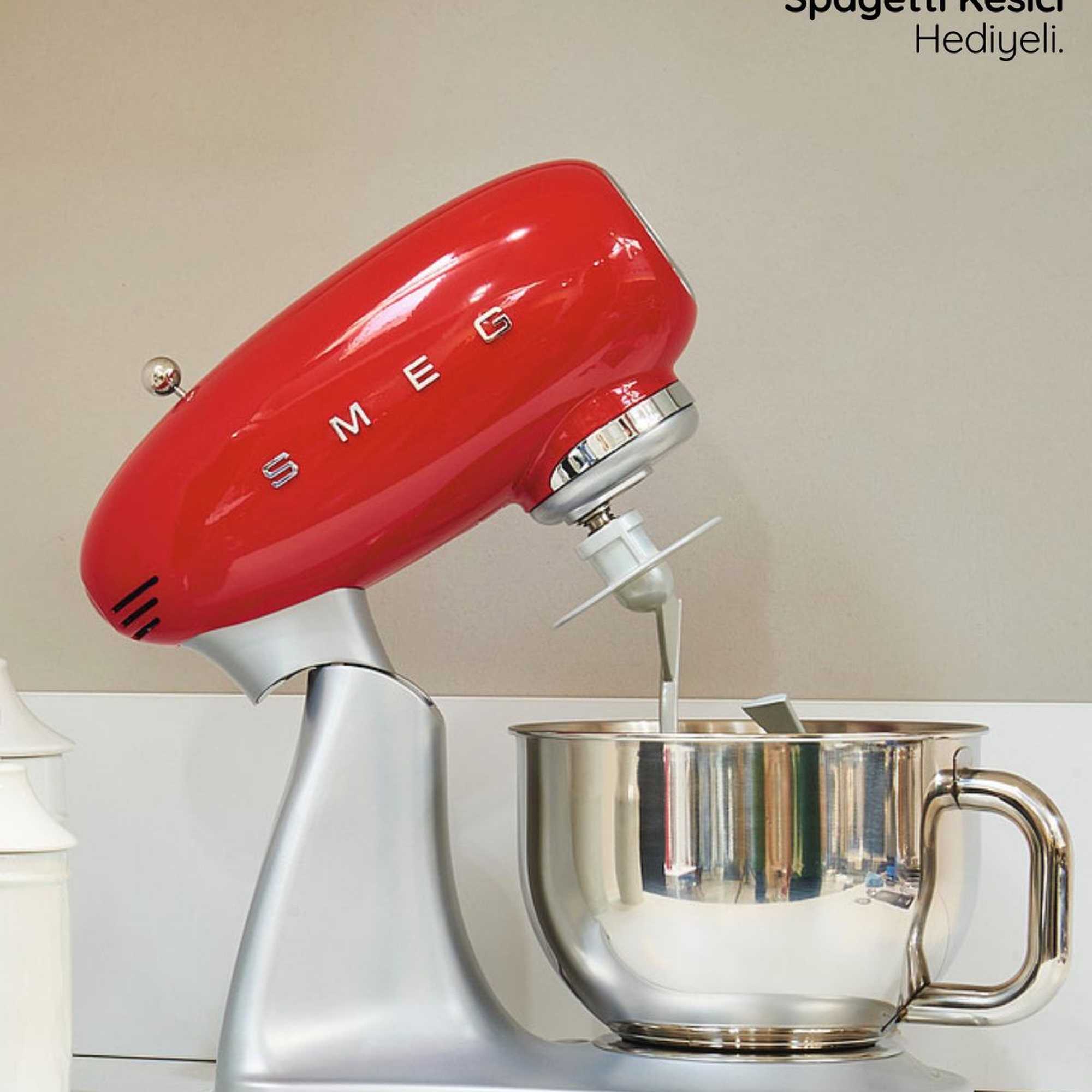 Smeg 50's Style Retro Kırmızı Stand Mikseri smf02rdeu