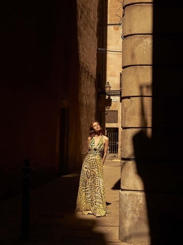  Aksesuar Detaylı Elbise