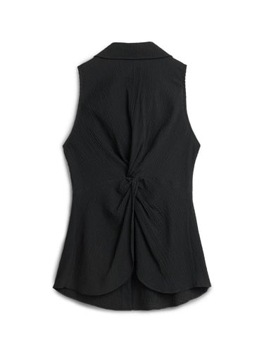  Aksesuar Detaylı Bluz