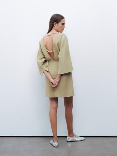  Boncuk Aksesuarlı Sırt Detaylı Keten Mini Elbise