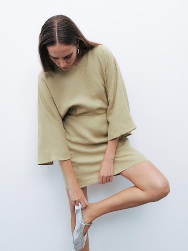  Boncuk Aksesuarlı Sırt Detaylı Keten Mini Elbise