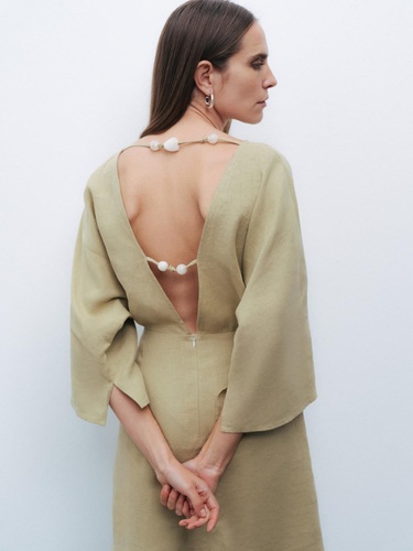  Boncuk Aksesuarlı Sırt Detaylı Keten Mini Elbise