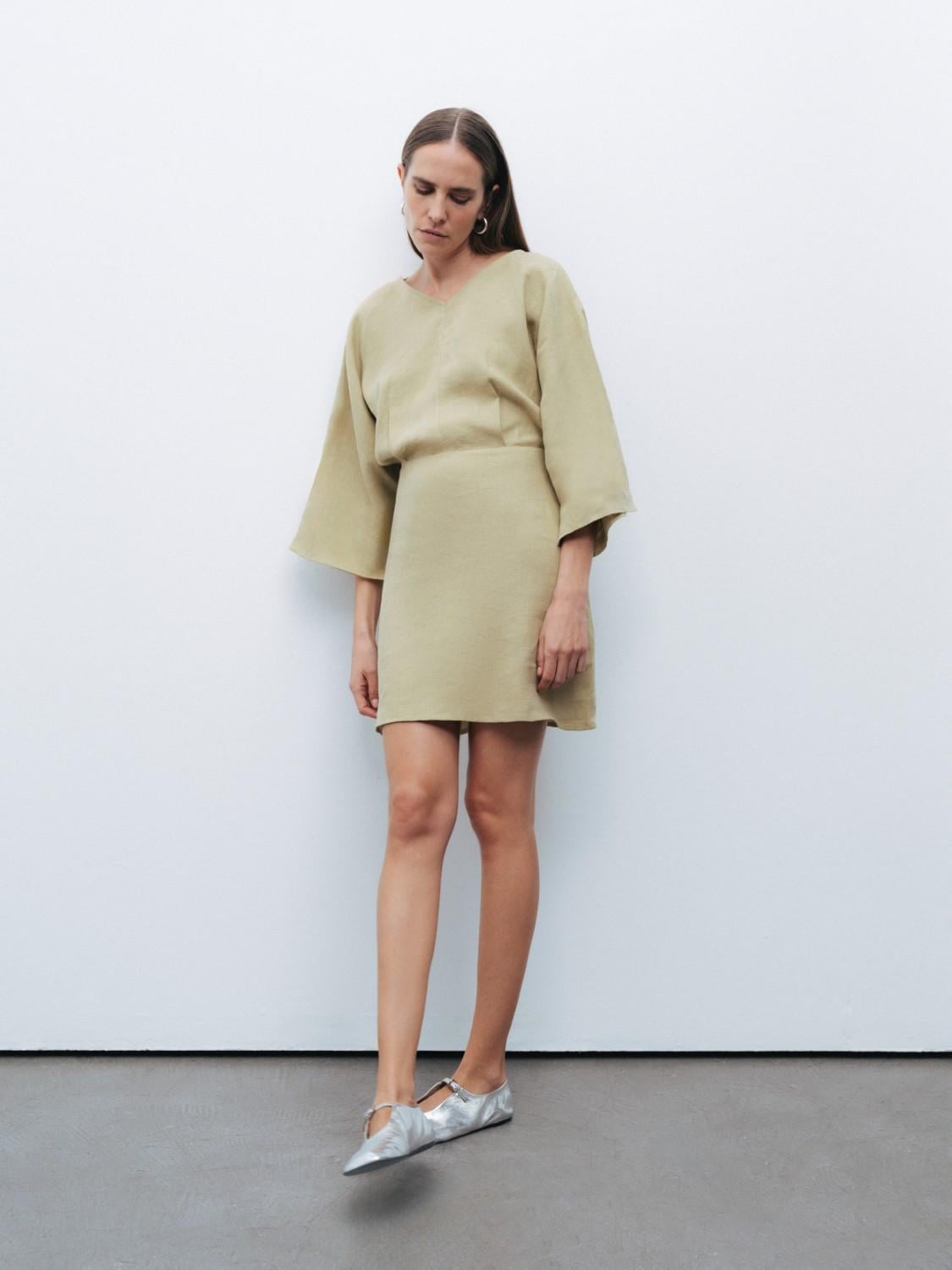  Boncuk Aksesuarlı Sırt Detaylı Keten Mini Elbise