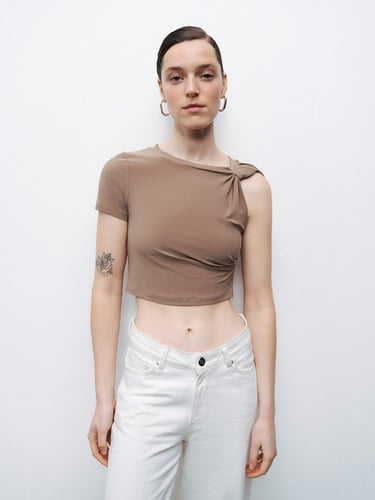  Burgu Detaylı Crop Top