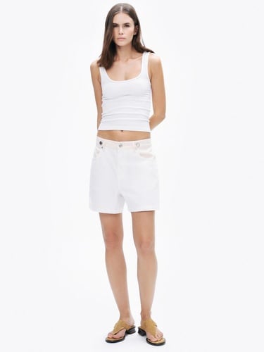  Metal Düğme Aksesuarlı Mini Denim Şort