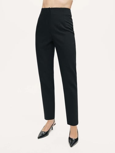  Arkası Kemer Detaylı Pantolon