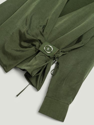  Aksesuar Detaylı Bluz