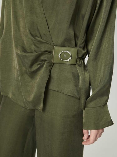  Aksesuar Detaylı Bluz