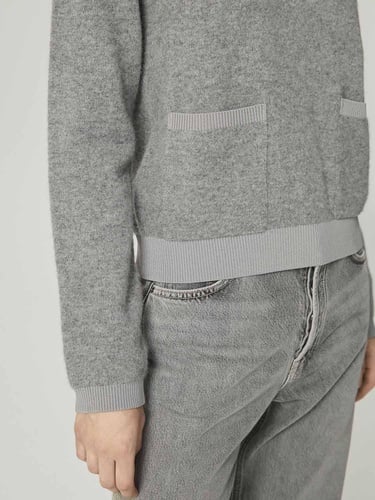  Düğme Aksesuarlı Triko