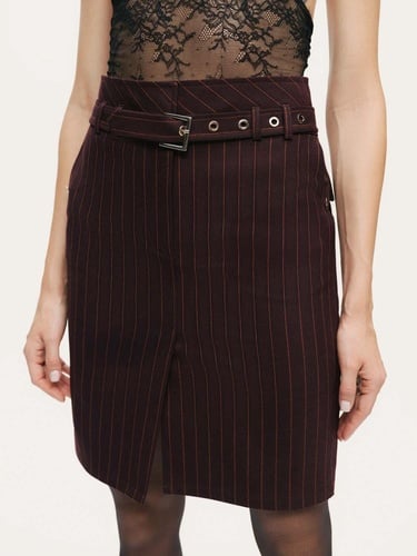  Kemerli ve Yırtmaçlı Mini Etek