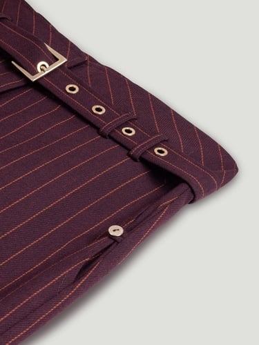  Kemerli ve Yırtmaçlı Mini Etek