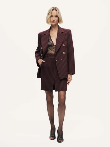  Kemerli ve Yırtmaçlı Mini Etek