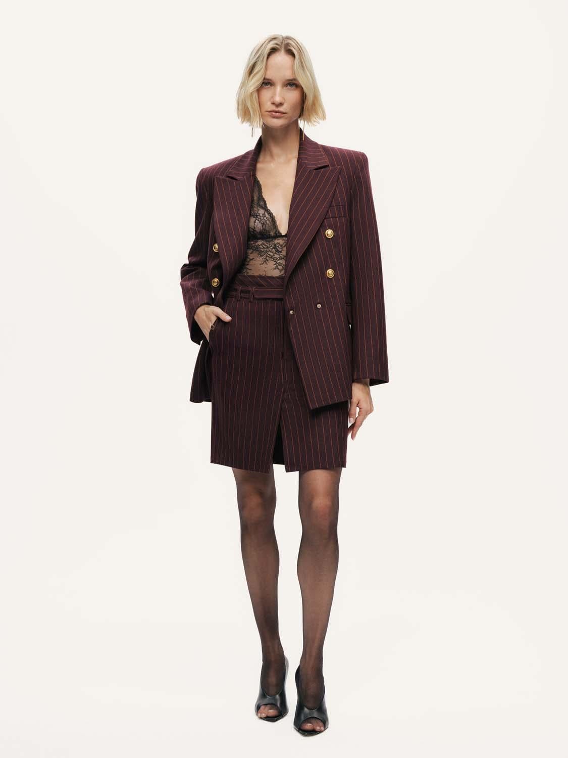  Kemerli ve Yırtmaçlı Mini Etek