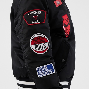  New Era x Alpha Industries Chicago Bulls Unisex Siyah Bomber Ceket