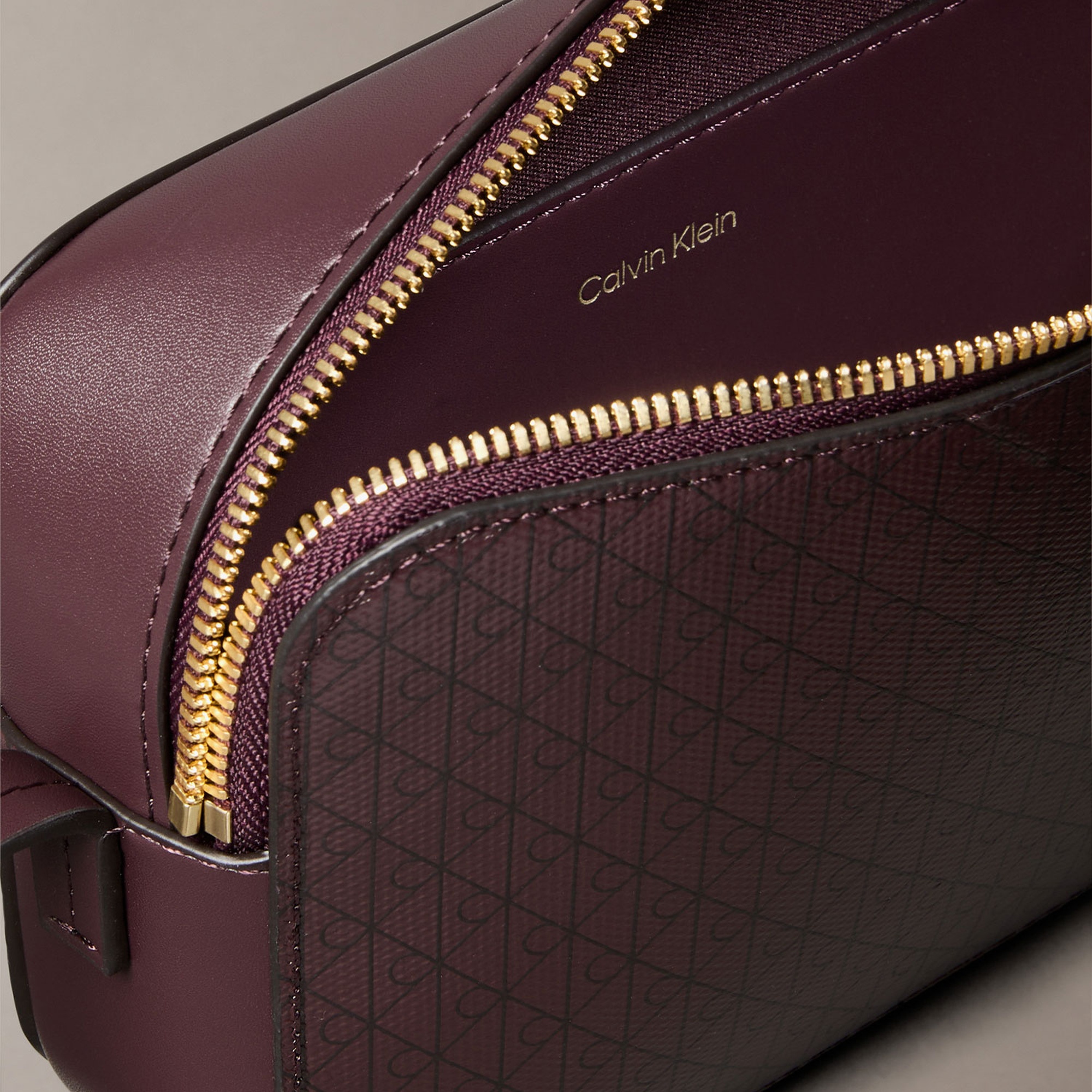 Calvin Klein Emblem Elongated Camera Kadın Kırmızı El Çantası