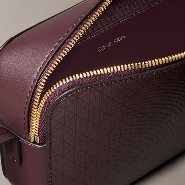  Calvin Klein Emblem Elongated Camera Kadın Kırmızı El Çantası