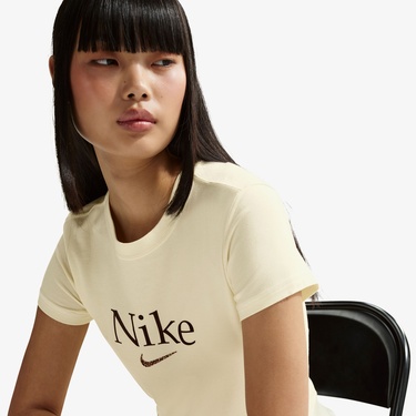  Nike Sportswear Kadın Krem Rengi Crop T-Shirt
