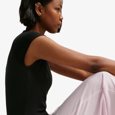  Nike Sportswear Chill Knit Kadın Siyah T-Shirt