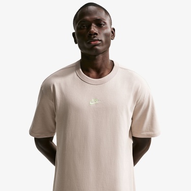  Nike Sportswear Premium Essentials Erkek Krem Rengi Tişört
