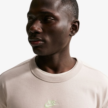  Nike Sportswear Premium Essentials Erkek Krem Rengi Tişört