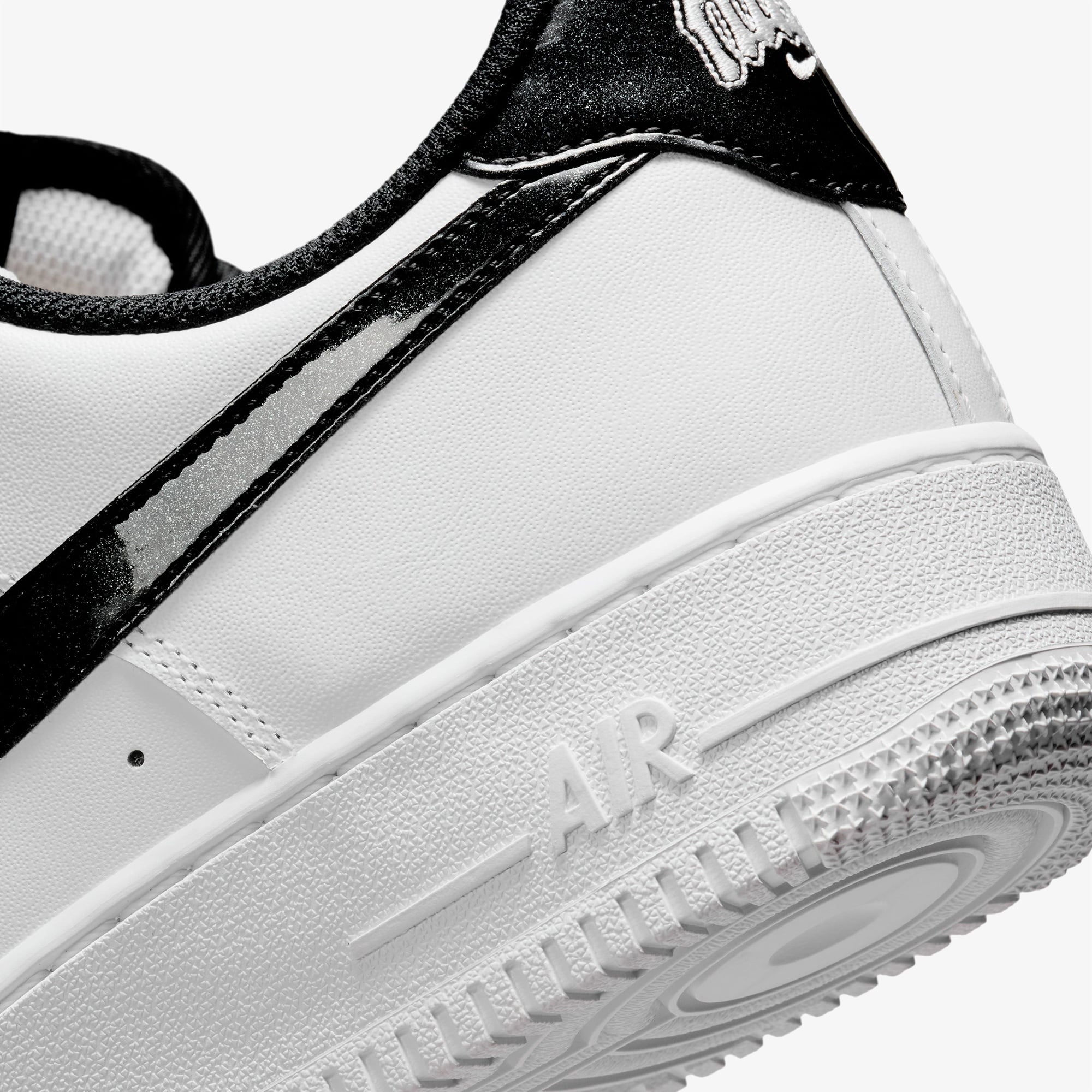 Nike Air Force 1 '07 LV8 Erkek Beyaz Spor Ayakkabı