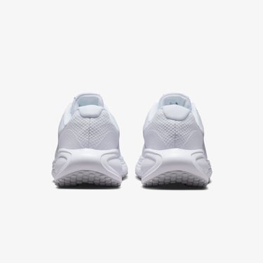  Nike Revolution 8 Kadın Beyaz Koşu Ayakkabısı