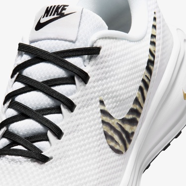  Nike Revolution 8 Kadın Beyaz Koşu Ayakkabısı