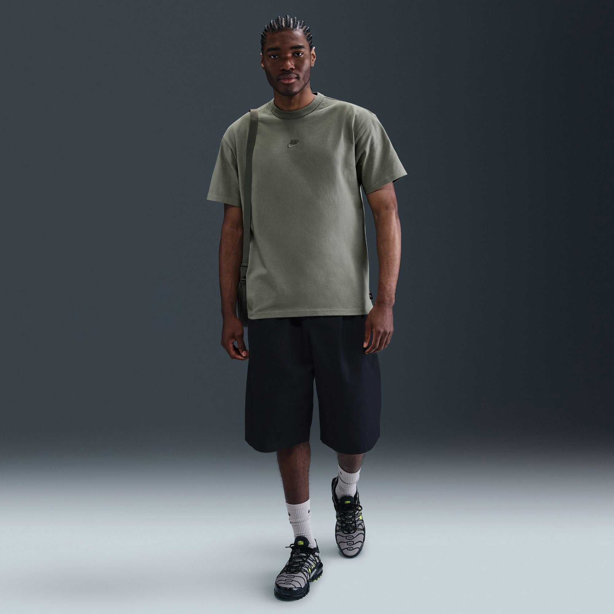 Nike Sportswear Premium Essentials Erkek Yeşil T-Shirt