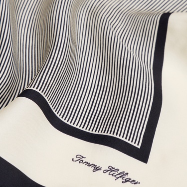  Tommy Hilfiger Elevated Flag Silk Square Kadın Bej Şal