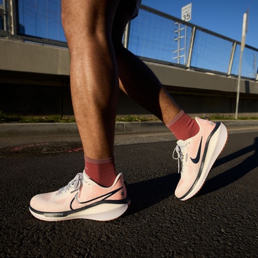  Nike Vomero 17 Erkek Pembe Spor Ayakkabı