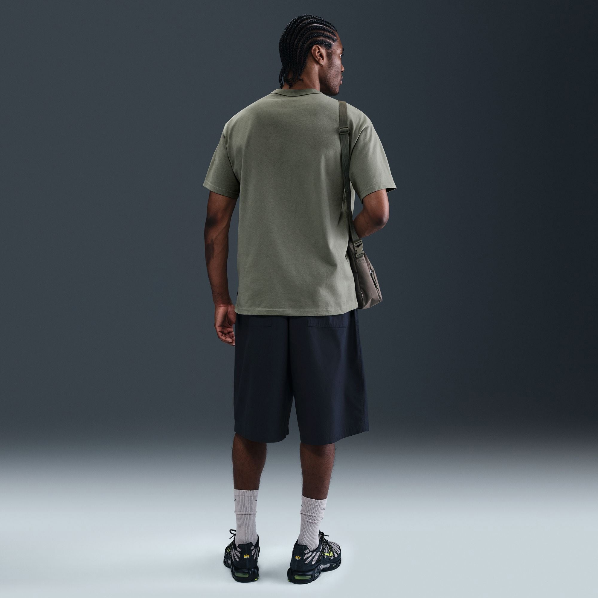 Nike Sportswear Premium Essentials Erkek Yeşil T-Shirt