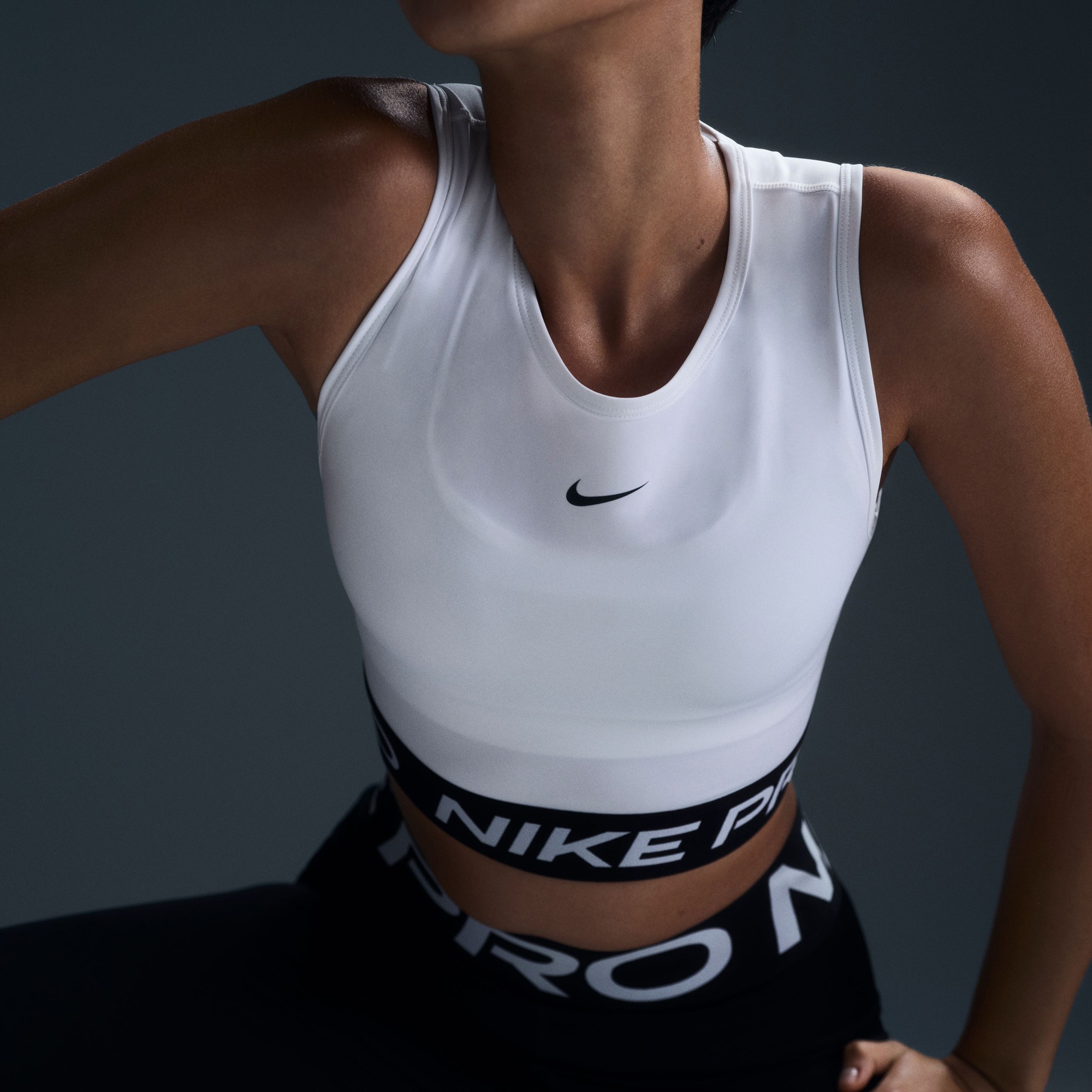 Nike Pro Dri-Fit Kadın Beyaz Crop T-Shirt
