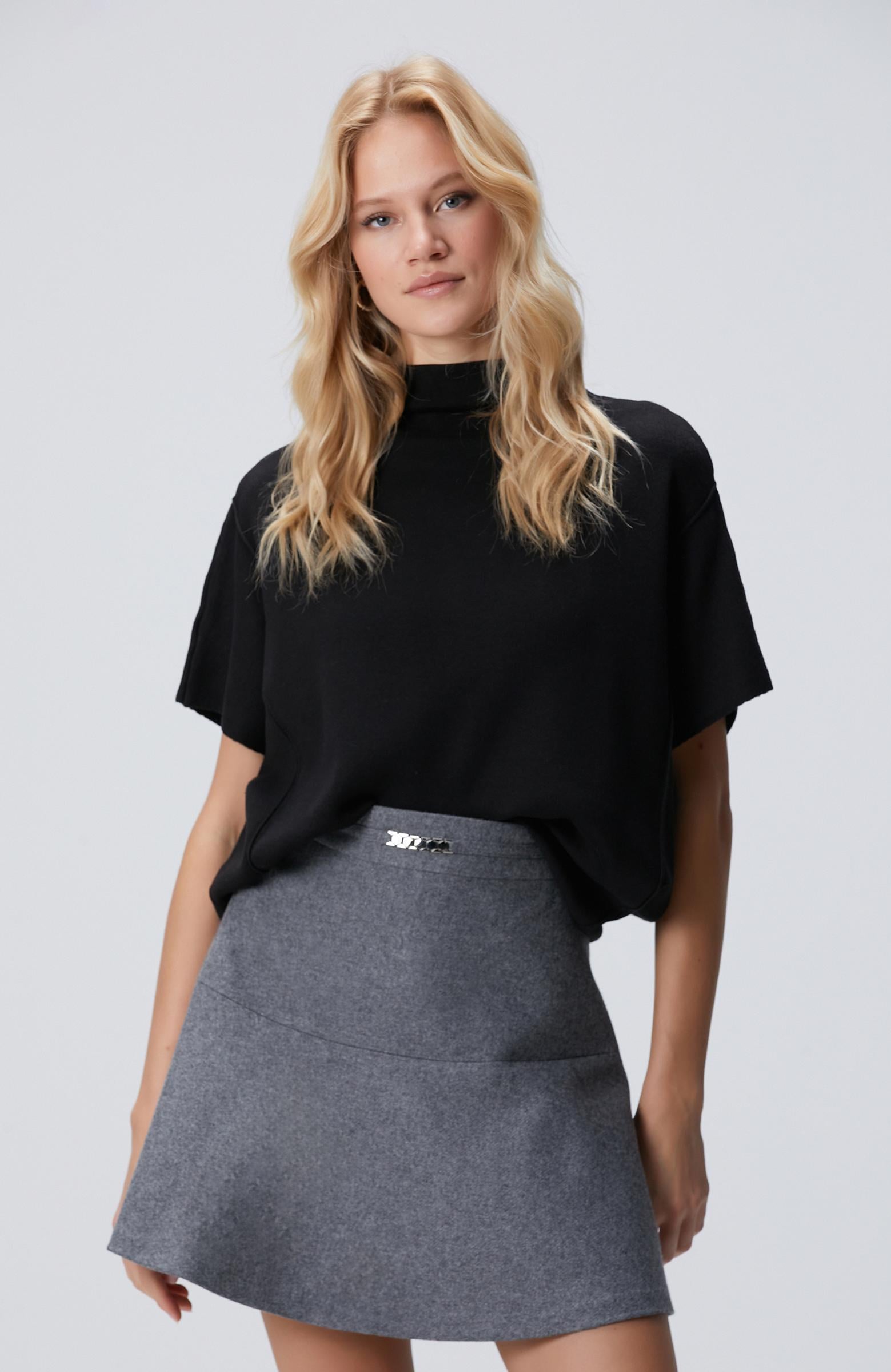 Network Kadın Siyah Dik Yaka Kısa Kollu Nervür Detaylı Kazak