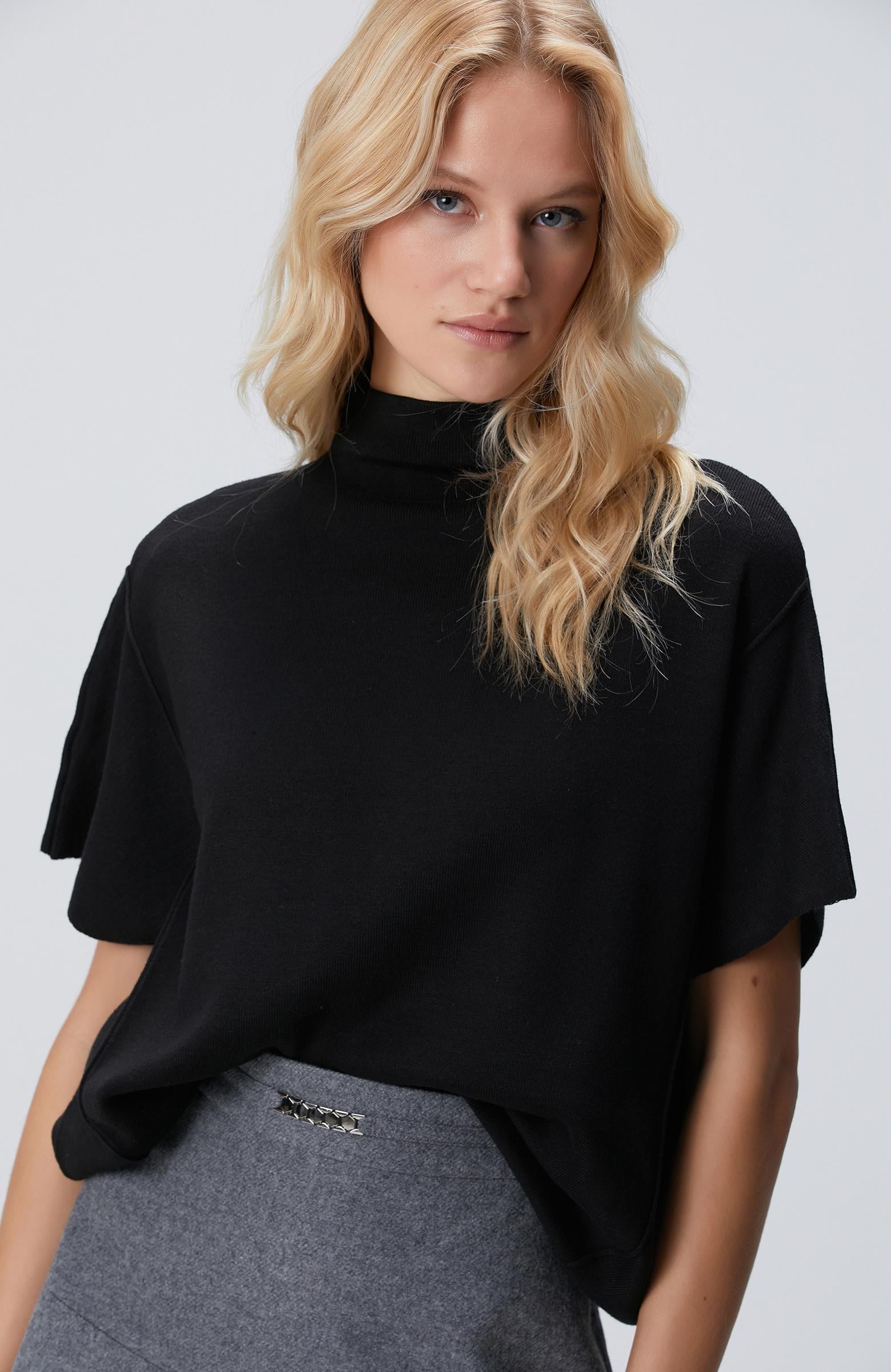 Network Kadın Siyah Dik Yaka Kısa Kollu Nervür Detaylı Kazak