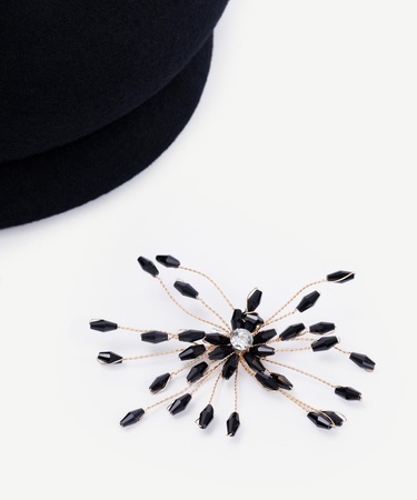  YARGICI Siyah Yün Broş Şapka