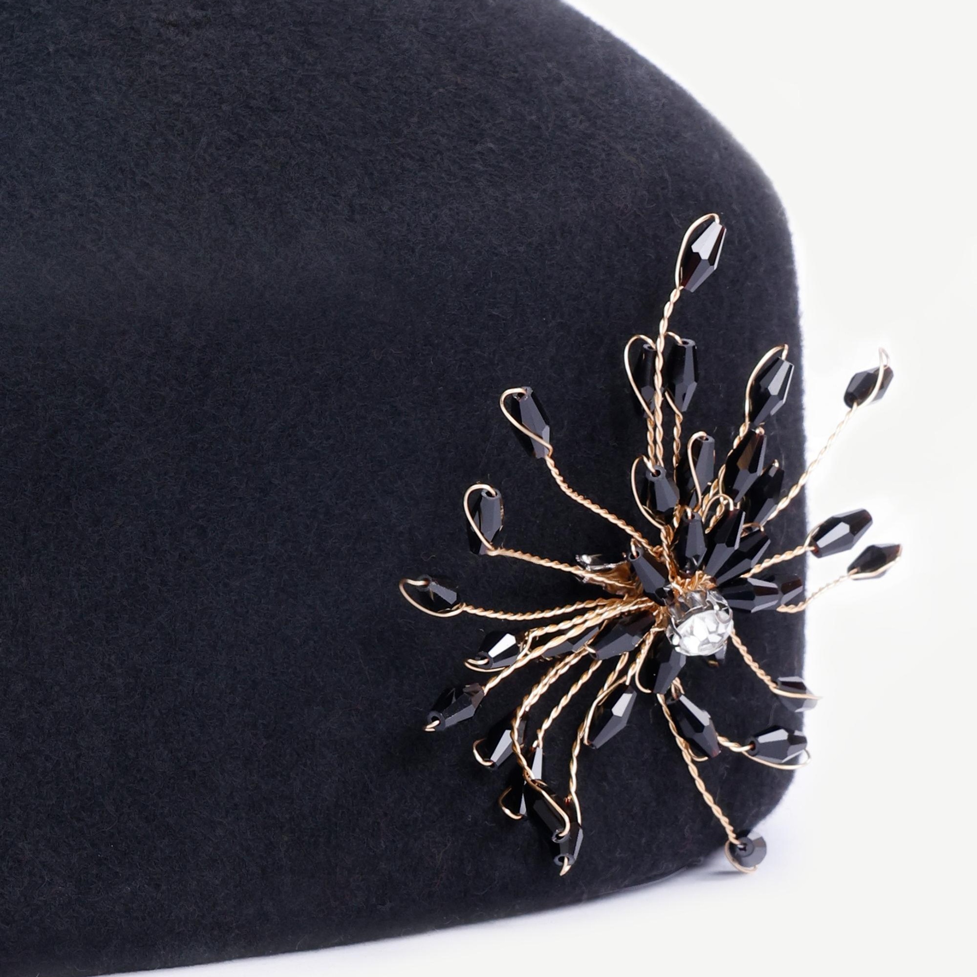 YARGICI Siyah Yün Broş Şapka