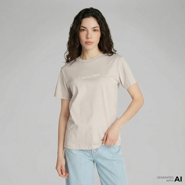  Calvin Klein Hero Logo Regular Kadın Bej T-Shirt