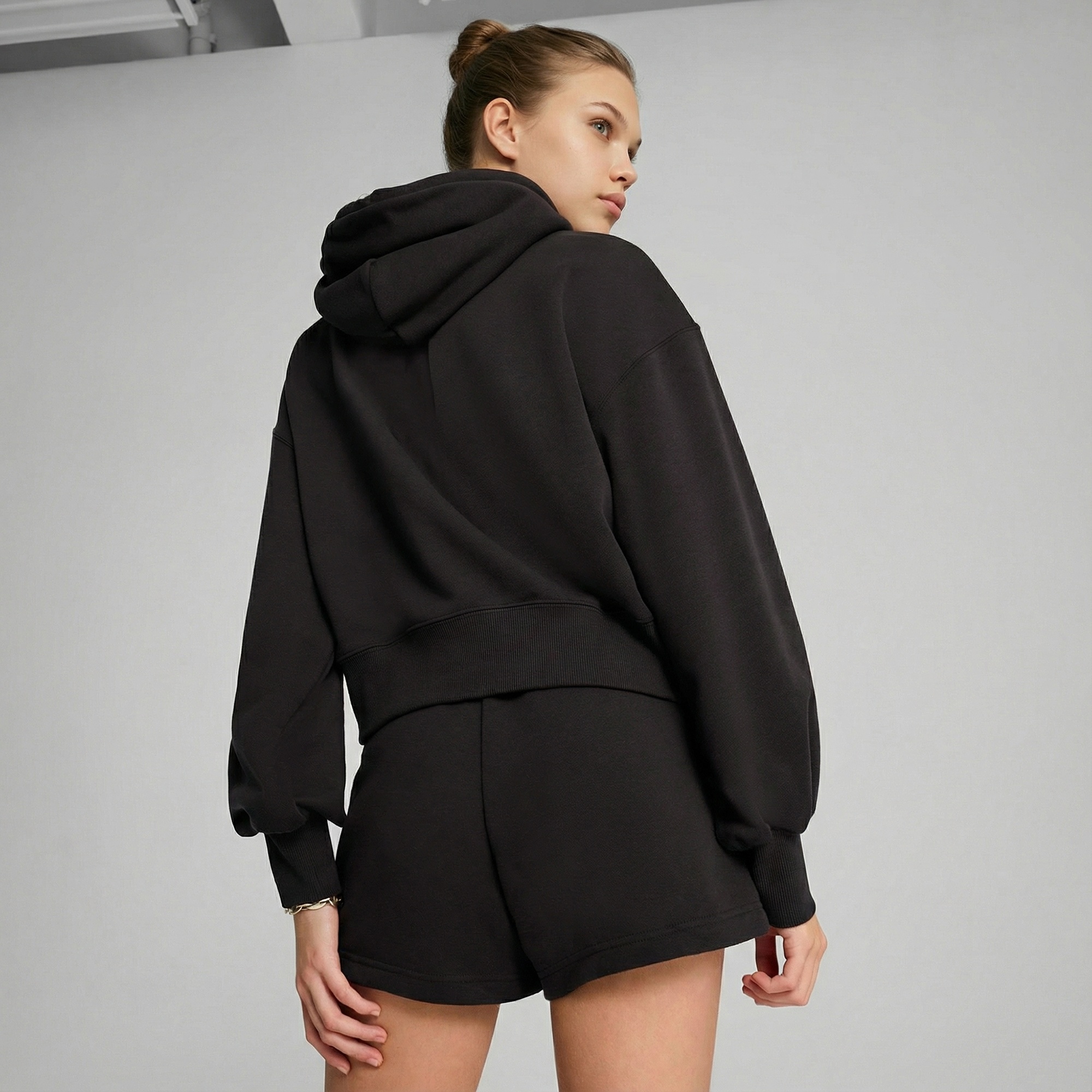 Puma Wardrobe Essential Relaxed Cropped  Kadın Siyah Sweatshirt