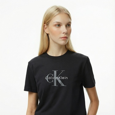  Calvin Klein Hero Classic Monologo Kadın Siyah T-Shirt