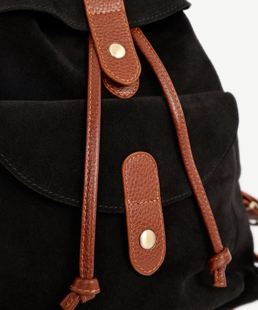  YARGICI Kapak Detaylı Süet Deri Sırt Çantası