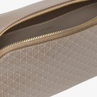  Calvin Klein Emblem Elongated Camera Kadın Haki Çapraz Çanta