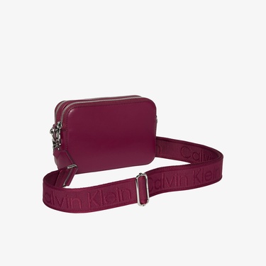  Calvin Klein Webbing Double Strap Camera Kadın Kırmızı Çapraz Çanta