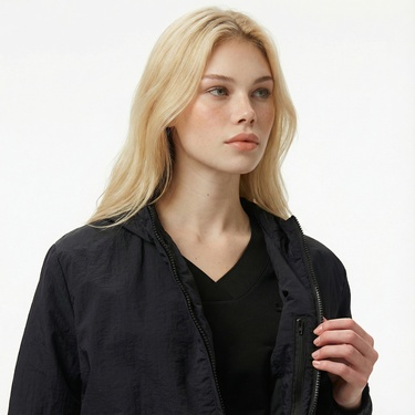  Lacoste Kadın Kapüşonlu Siyah Yağmurluk